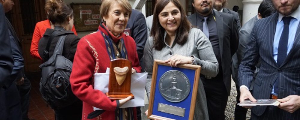 Presidenta Comisión de Patrimonio AChM recibió Premio Nacional de Conservación de Monumentos Nacionales