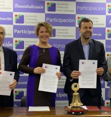 AChM firma con SERNAMEG un convenio que ratifica el compromiso por la igualdad de género