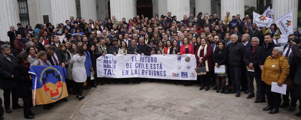 Municipios, Parlamentarios, Consejeros Regionales, ANEF y Organizaciones Sociales entregan misiva al Presidente de la República para avanzar en descentralización